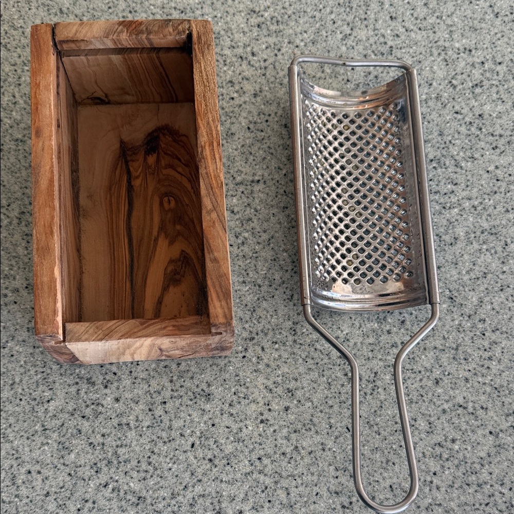 Grater and box - Picture 2 of 2